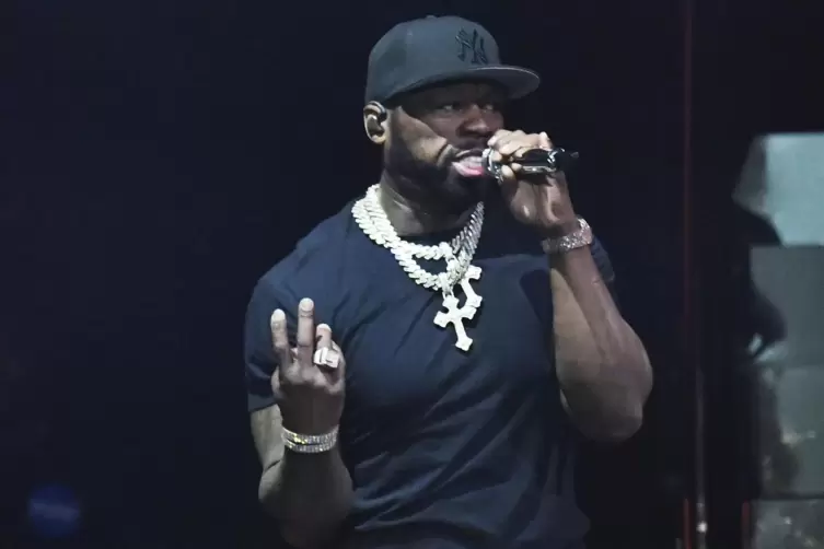 Kappe und fette Ketten: 50 Cent mit glitzerndem Schmuck in der SAP-Arena.