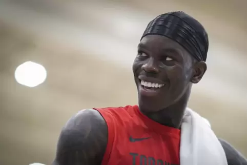 Weltmeister Dennis Schröder hat gut lachen nach seinem ersten Spiel für die Toronto Raptors. 