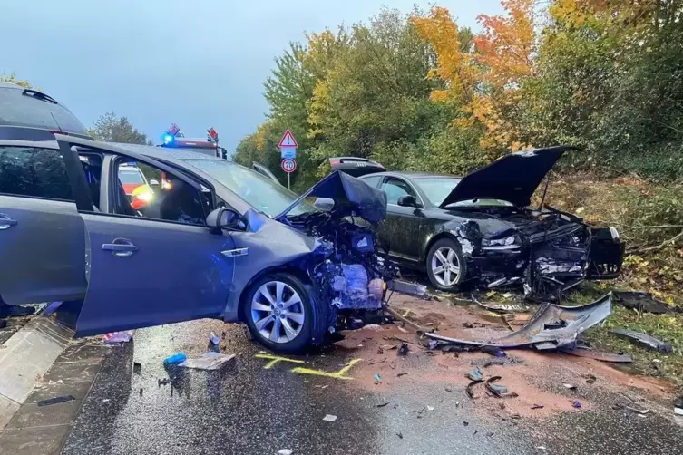 Kurz vor Hettenleidelheim kam es zu dem schweren Zusammenstoß zwischen dem Opel Corsa und einem Audi. 