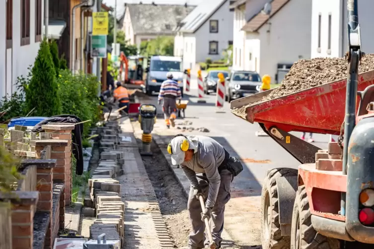 Glasfaser-Verlegearbeiten im westpfälzischen Käshofen. Die hier beauftragte Firma arbeitet als Subunternehmen für den Versorger 