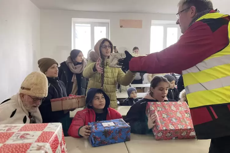 In Schulen und Kindertagesstätten hat Tobias Ohr im vergangenen Jahr Päckchen persönlich übergeben können. Im Bild: Schüler aus 