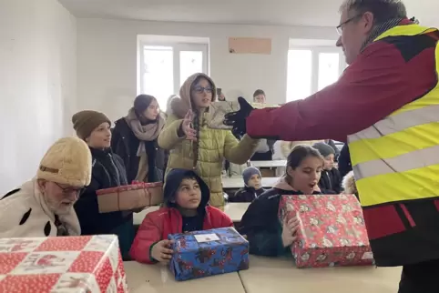 In Schulen und Kindertagesstätten hat Tobias Ohr im vergangenen Jahr Päckchen persönlich übergeben können. Im Bild: Schüler aus 