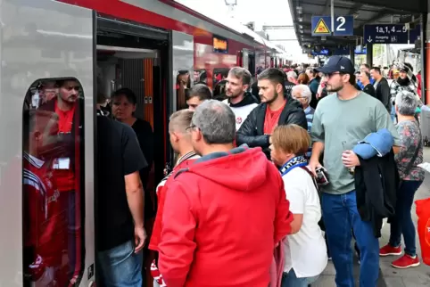 Zum FCK-Spiel gegen den Hamburger SV fahren wieder zwei Zusatzzüge von Ludwigshafen über Neustadt (Foto) nach Kaiserslautern. 