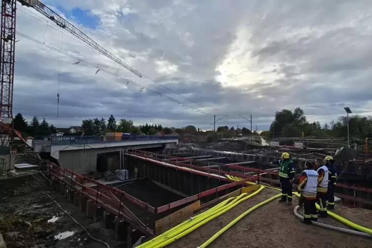 Feuerwehrleute im Einsatz an der Baustelle.