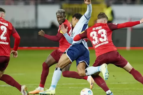 Der FCK und der HSV liefern sich ein wildes Spiel. 