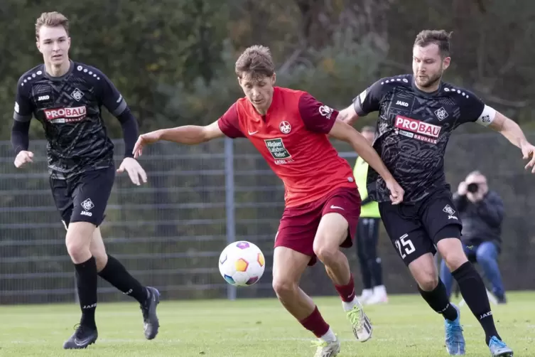 Setzte sich wie hier gegen Arminia Ludwigshafen auch in Bitburg durch: FCK-II-Stürmer Jacob Collmann. 