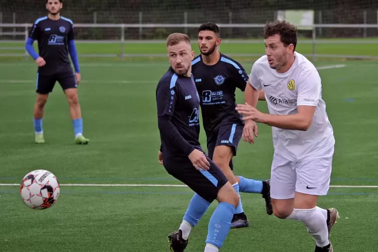 Erzielte im Spiel gegen den ESV Ludwigshafen drei Kopfballtreffer: Franco Schmahl (rechts).