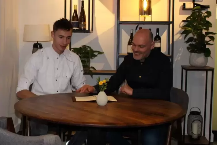 Sous-Chef Matthis Nowak (links) und Sommelier Stefan Echle hatten das Traditionshaus im Frühjahr übernommen. 