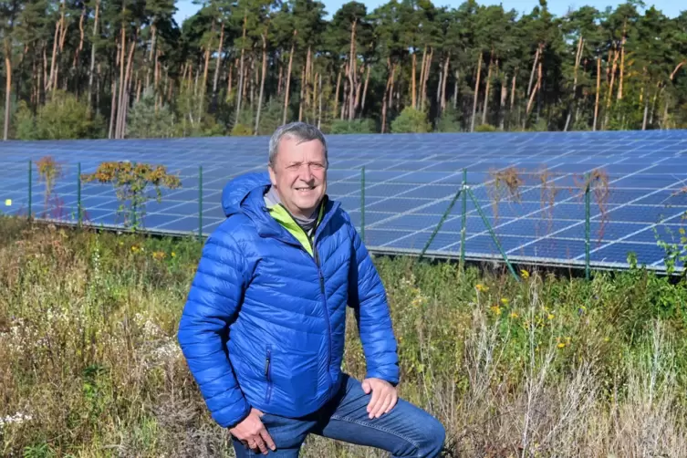 Vor der Freiflächen-Photovoltaikanlage zwischen Westheim und Bellheim: Frank Leibeck, Bürgermeister der Verbandsgemeinde Lingenf