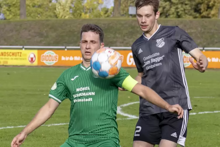 Yannick Krist (links) schoss den Siegtreffer beim TuS Knittelsheim.