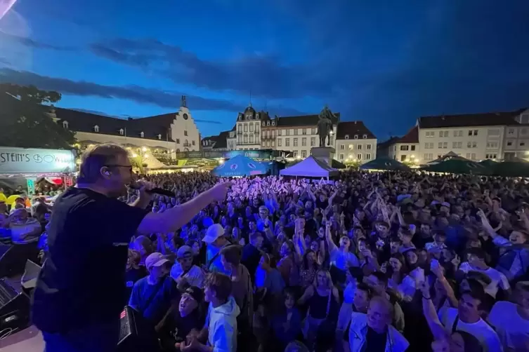 Partystimmung: Markus Eisel rockt mit Saftwerk den Platz. 