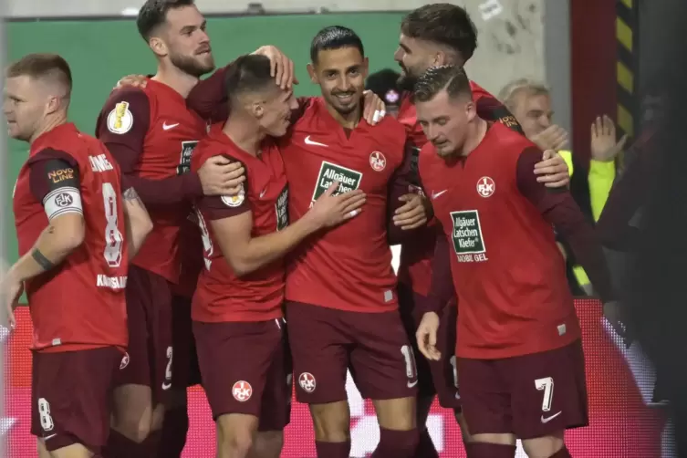 Lauterer Glückseligkeit und kollektive Freude: Kenny Redondo (Mitte) hat das 2:0 erzielt. 