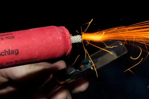 Mit einem Feuerwerkskörper wie diesem sollen die Jugendlichen an der Isenachsporthalle hantiert haben.