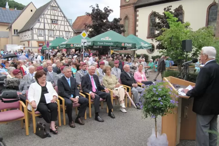 Vor zehn Jahren, zum 50. Jubiläum der Stadt Rodalben, gab es auf dem Marienplatz einen Festakt. Am Rednerpult steht Alois Dauenh