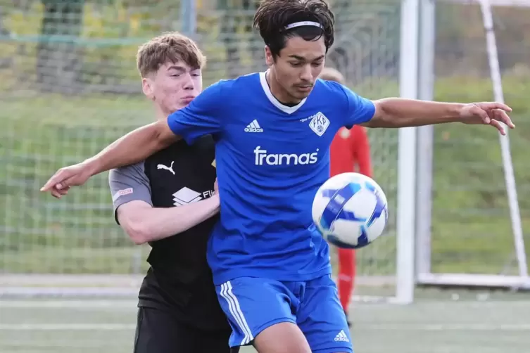 Schütze des frühen Pirmasenser Führungstors: Alexander Petrovic (in Blau), hier mit Christian Welter.