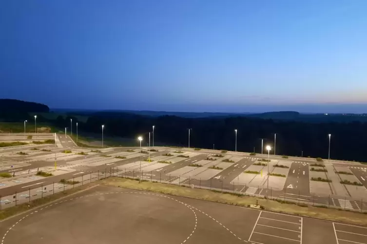 Ein Blick vom Dach der Logistikhalle in Richtung Großsteinhausen und Riedelberg. Hinter der Halle entstand ein Parkplatz für übe