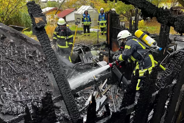 Die Feuerwehr konnte die Flammen des Schuppens unter Kontrolle bringen. Beim Löschen zog sich der Eigentümer Verbrennungen zu. 