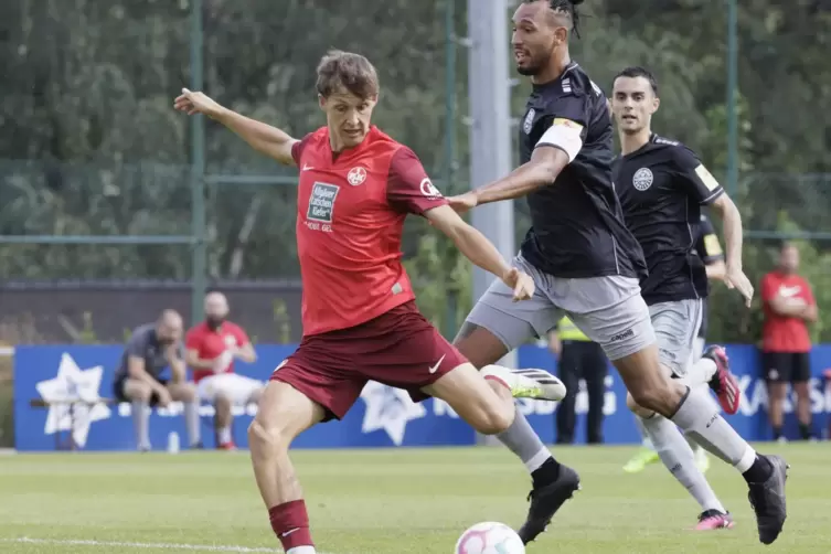 Jacob Collmann (links) traf doppelt für den FCK II beim 4:1-Sieg bei der TSG Pfeddersheim. 