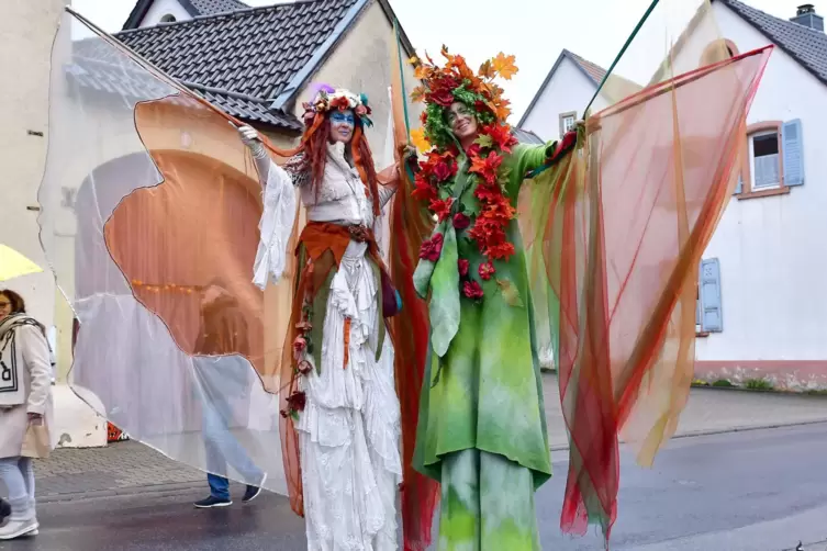 Farbtupfer bei trübem Regenwetter: Die Stelzenfrauen sind ein begehrtes Fotomotiv.