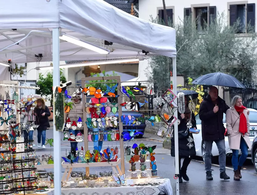 Mit dem Regenschirm waren die Besucher unterwes.