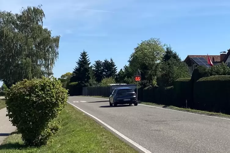 Eine Messtafel zeigt die Geschwindigkeit der Fahrer, die von innerorts kommen. 