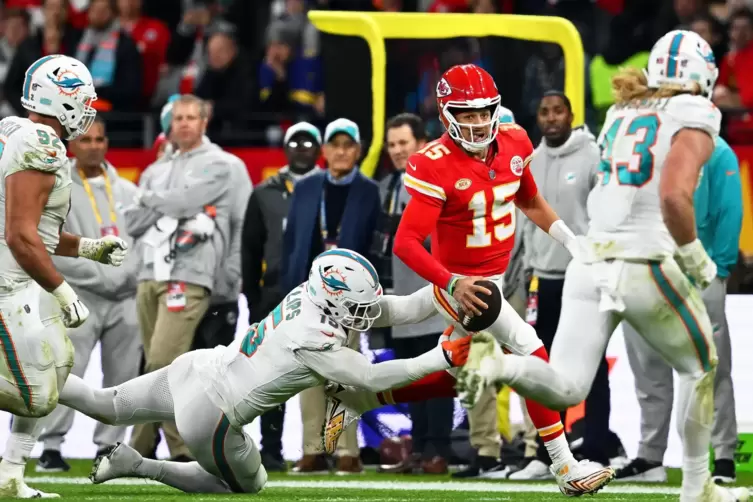 Chiefs-Quarterback Patrick Mahomes wird von den Spielern der Miami Dolphins gejagt. 