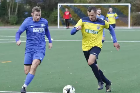 Unter Beobachtung und Bewachung: Fabian Schmitt von der SG Rockenhausen/Dörnbach. Links Max Niermann vom SV Nanz-Dietschweiler. 