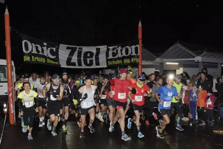 Startschuss in Rodenbach. Tim Könnel (Mitte in Weiß) ging mit der Startnummer eins ins Rennen.