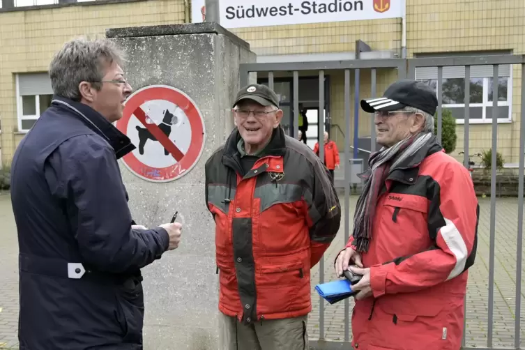 Roman Kirchner und Manfred Leibach am Stadion im Gespräch mit Volker Endres. An diesem Tag siegte Eintracht Trier in der Fußball