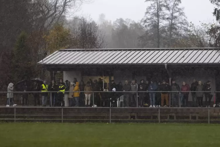 Beim „Spiel der Woche“ SV Hornbach gegen SG Knopp-Wiesbach flüchteten die Zuschauer unters Dach. 
