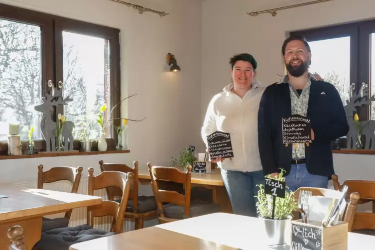 Beobachten die neuen Entwicklungen mit Sorge: Jennifer und Peter Schilling von der „Burgstubb“ in Falkenstein.