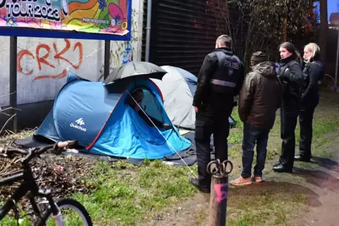 Im Januar (Foto) hatte die Stadt bereits ein Dutzend Zelte von Wohnungslosen an der Saarbrücker Westspange räumen lassen. Dieses