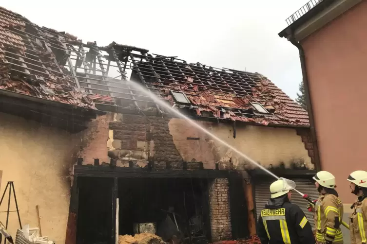 Das zerstörte Nebengebäude hielt die Feuerwehr auch am Dienstag noch auf Trab. 