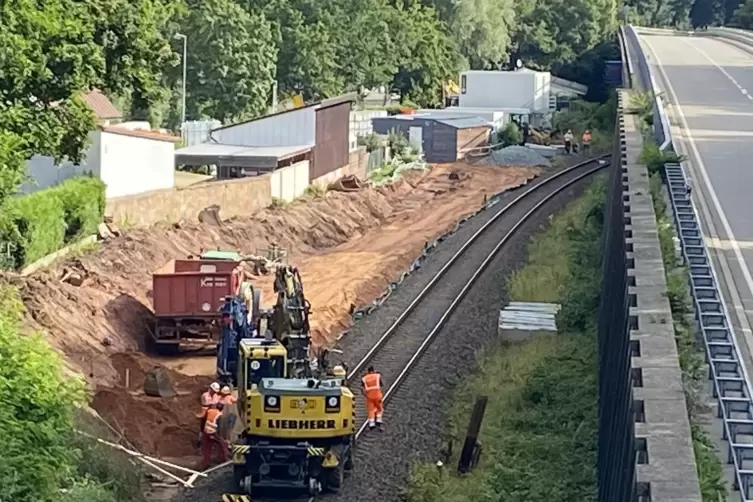 Im Sommer 2021 war Baubeginn für den Bahnhaltepunkt Zweibrücken-Rosengarten. Seit Herbst desselben Jahres liegt der Bahnsteig. W