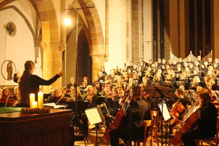 2022 hat Anna Linß das „Stabat mater“ von Karl Jenkins dirigiert.