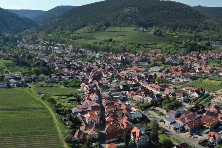 St. Martin liegt direkt am Haardtrand. Bei starkem Regen fließt das Wasser aus einer großen Wald- und Weinbergsfläche in den Ort