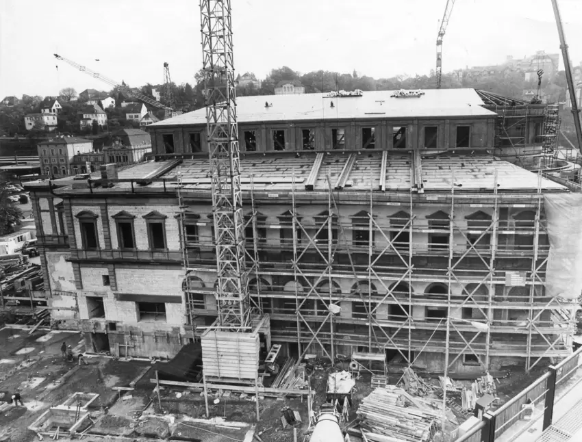 Anfang der 1980er: Wiederaufbau des Saalbaus.