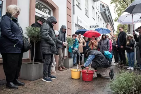 Gunter Demnig bei der Arbeit in der Oberen Hauptstraße. 