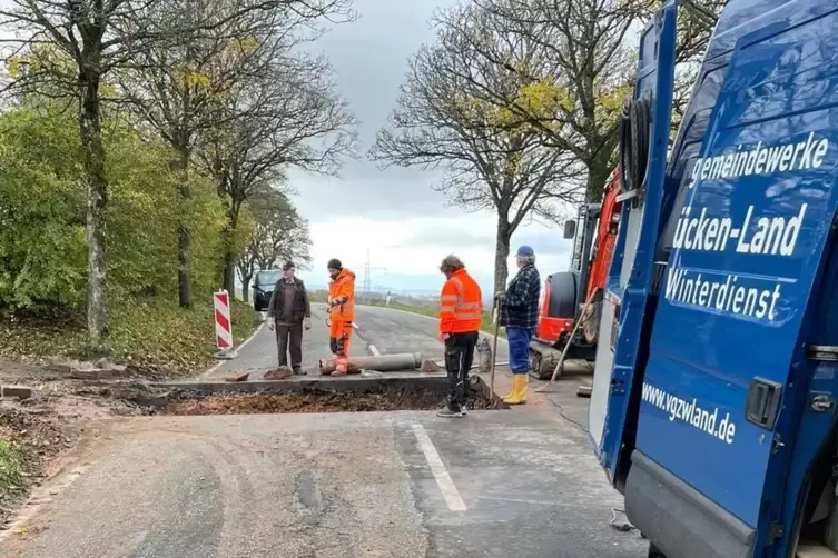 Zwischen Käshofen und Mörsbach ist eine Wasserleitung beschädigt und die Straße deshalb gesperrt. 