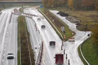 In beiden Fahrtrichtungen sollen Parkplätze für Busse, Autos und Lastwagen errichtet werden. Zudem werden WC-Anlagen gebaut.