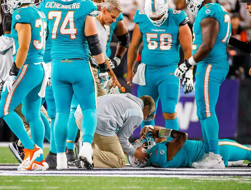 Schreckmoment: Tua Tagovailoa, Quarterback der Miami Dolphins, liegt krampfend am Boden – die zweite Gehirnerschütterung.