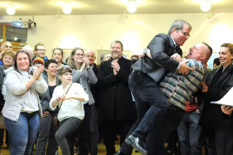  2016 stemmte Thomas Rückerl „seinen“ Verbandsbürgermeister Jürgen Oberholz nach dem Wahlsieg ein gutes Stück weiter nach oben a