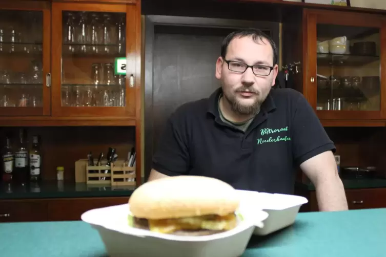 Florian Schönfeld setzt im „Bistrorant“ in Niederhausen schon länger auf Verpackungen aus Zuckerrohr. 