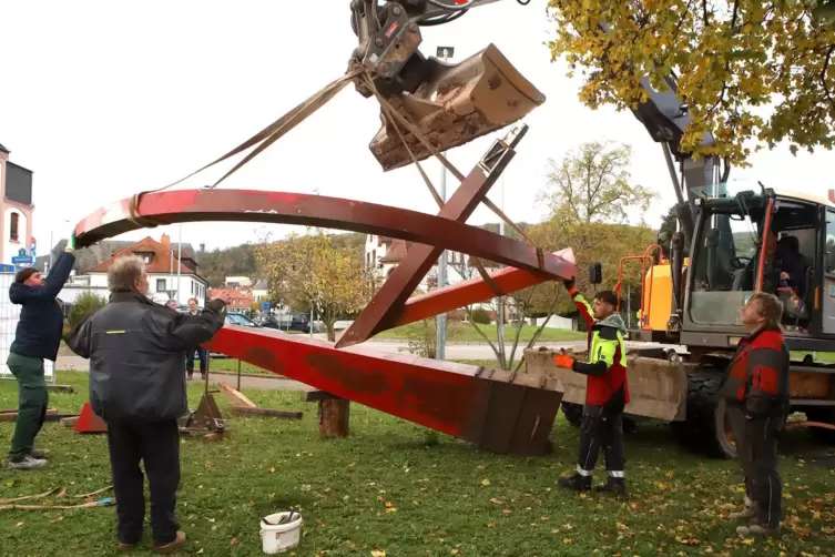 Künstler Martin Schöneich (Zweiter von links) schenkt der Stadt Bad Bergzabern eine Skulptur für den Kreisel am Bahnhof.