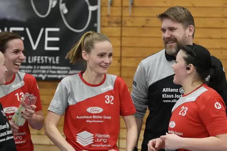 TVH-Trainer Björn Stoll freut sich mit Laura Fuchs, Sina Anna Siegel und Susanne Dausch (von links). 