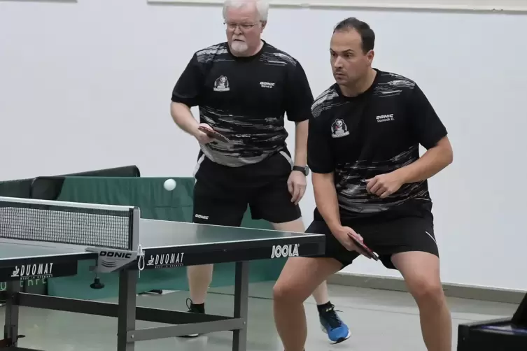 Erst im Doppel, dann auch im Einzel siegreich: Dominik Demmere (rechts) und Bernd Zimmermann von der SG Waldfischbach. 