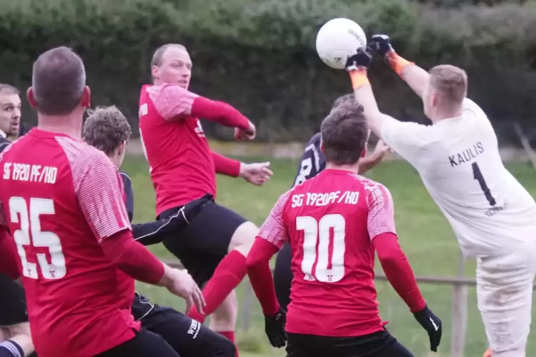 Sebastian Jung, Stürmer der SG Pfeffelbach/Konken, beim Kopfball. Florian Schilling, Torhüter des SV Kaulbach-Kreimbach, der sic