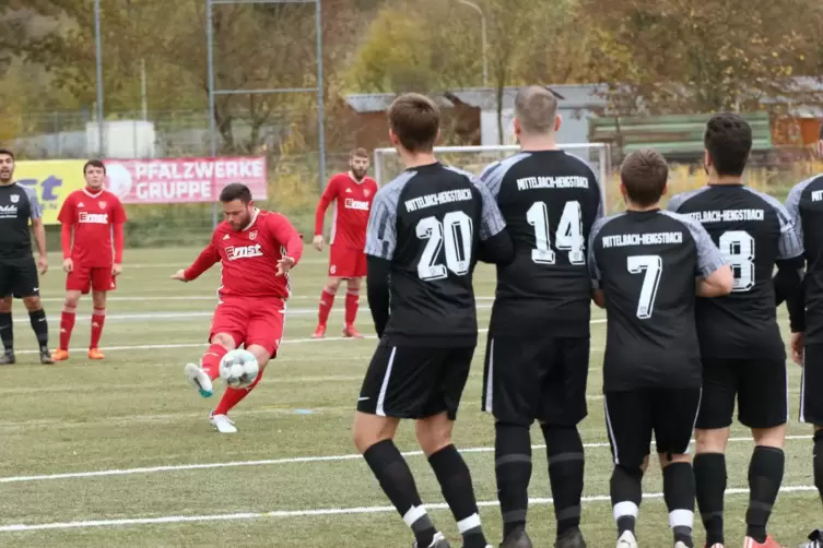 Sehenswert: Der direkt verwandelte Freistoß von Dominik Sefrin leitete für die SG Contwig/Stambach die Aufholjagd ein.