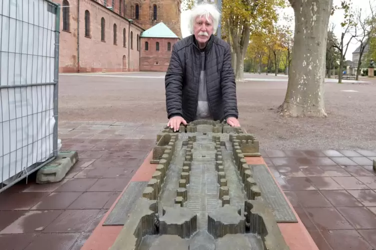 Der Künstler und sein Modell: Egbert Broerken hinter dem Grundrissmodell des Doms zu Speyer im südlichen Domgarten. 