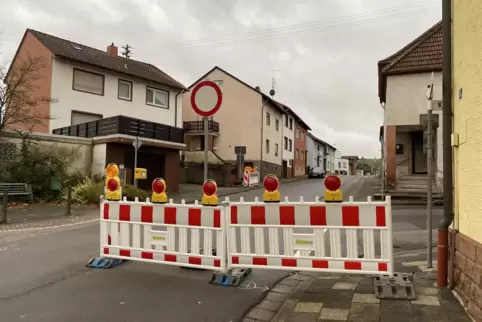 Noch kein Durchkommen: Da am Ende der Barbarossastraße, an der Kreuzung mit der Hauptstraße, gearbeitet wird, ist die Ost-West-A